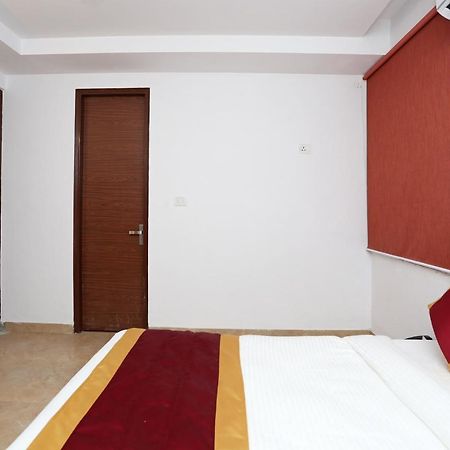 Capital O 12807 Amaira Hotel And Banquets Noida Exterior photo