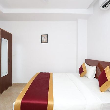 Capital O 12807 Amaira Hotel And Banquets Noida Exterior photo