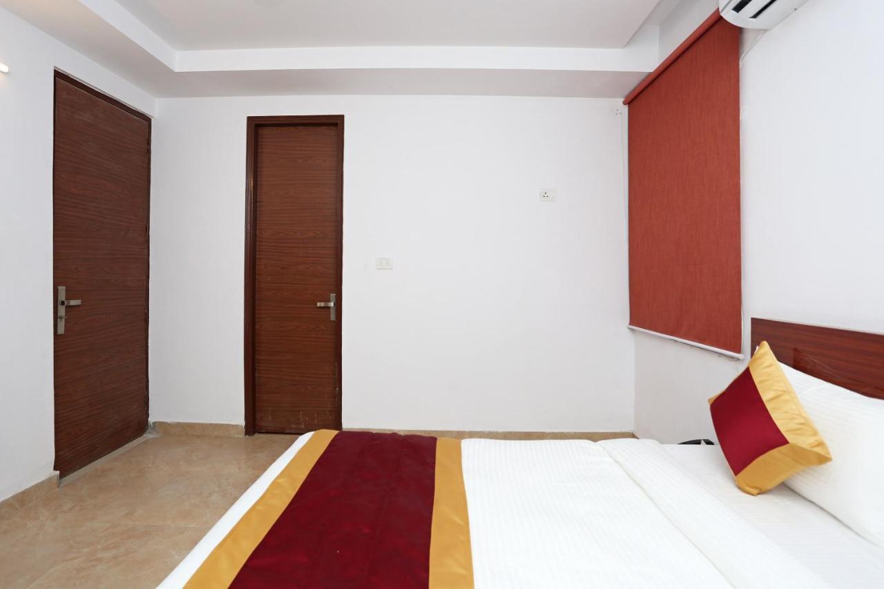 Capital O 12807 Amaira Hotel And Banquets Noida Exterior photo