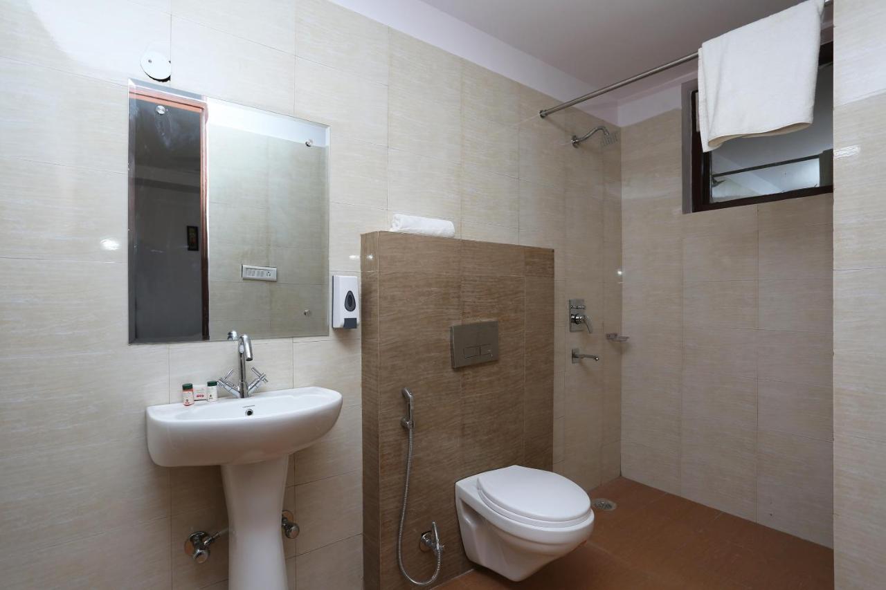 Capital O 12807 Amaira Hotel And Banquets Noida Exterior photo