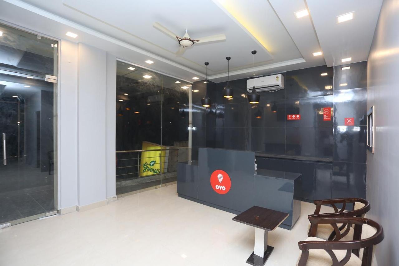 Capital O 12807 Amaira Hotel And Banquets Noida Exterior photo