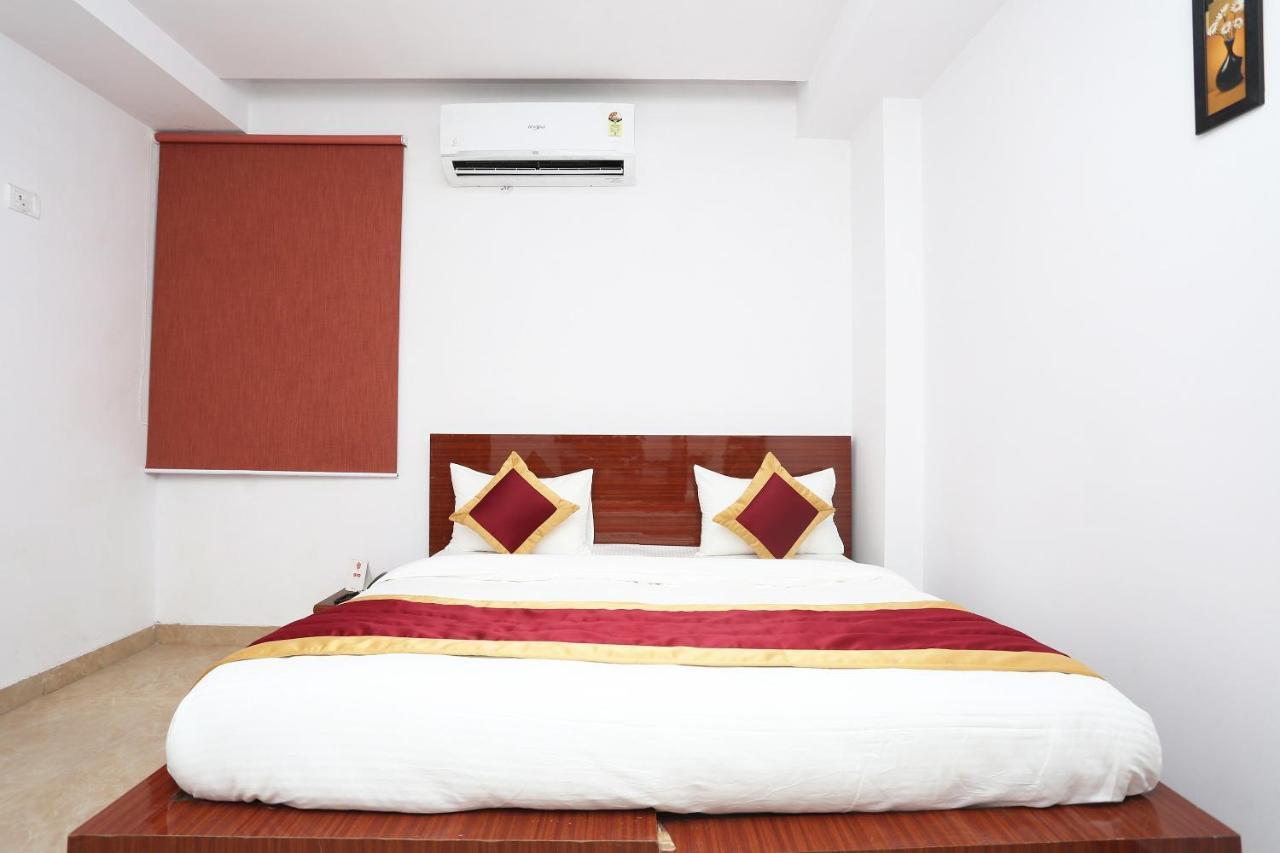 Capital O 12807 Amaira Hotel And Banquets Noida Exterior photo